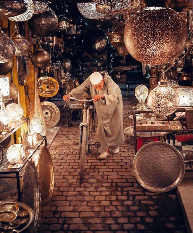 marrakeshop – Engroshandel Skrivebordslampe – Marokkansk håndlavet rund bordlampe i graveret messing7