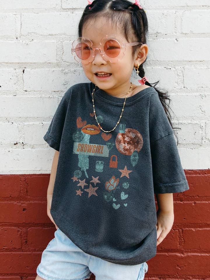 Maglietta Collage Showgirl Giovane in Pepe per la vendita all'ingrosso da parte di Girl Tribe Co