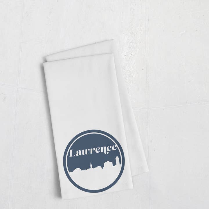 Asciugamano retrò Skyline Lawrence Kansas | Diversi colori per la vendita all'ingrosso da parte di Paperfinch Design