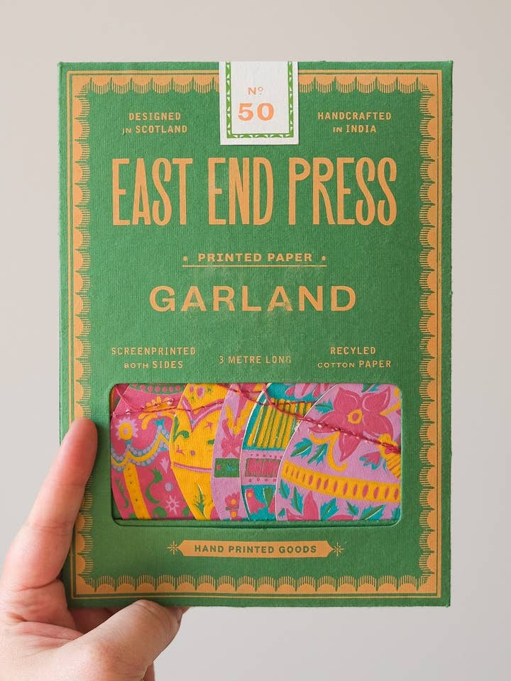 GUIRLANDE COUSUE D'OEUFS DE PÂQUES pour la vente par East End Press