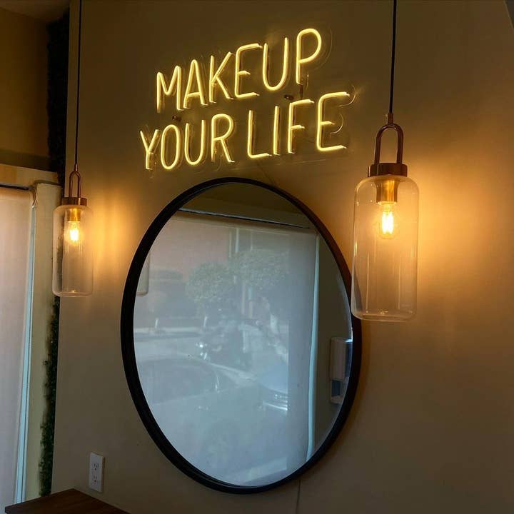 Enseigne au néon Makeup Your Life pour la vente par Aoos Custom