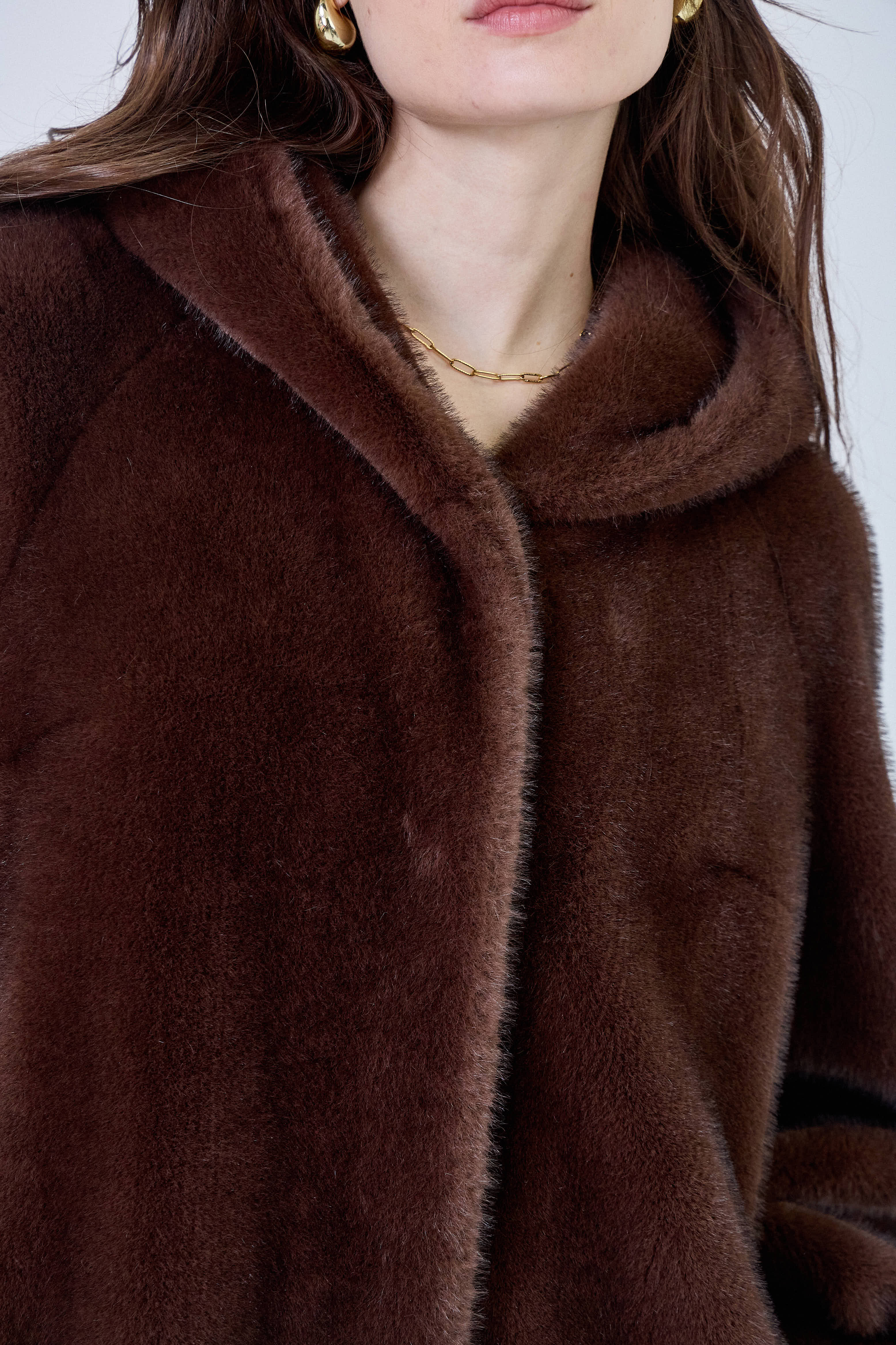 Giovanni Paris – Großhandel Pelz-/Kunstpelzmantel – Damen – Isabella Mantel mit Kapuze aus ultraweichem Kunstfell15