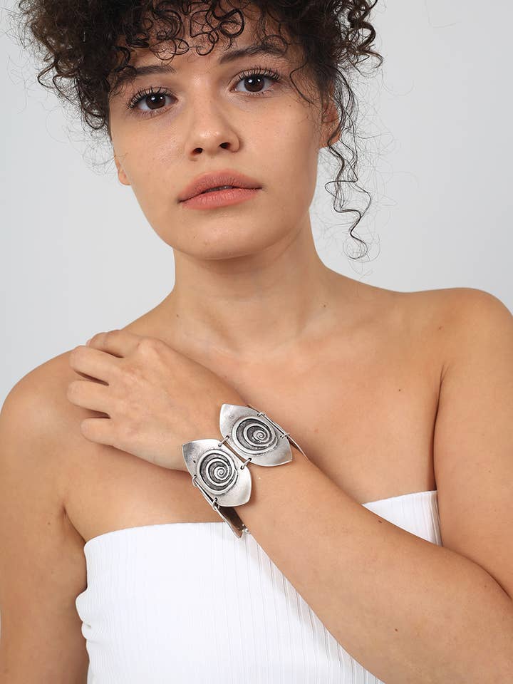 Armband im antiken Silber im Boho-Stil für den Großhandel von AVENS