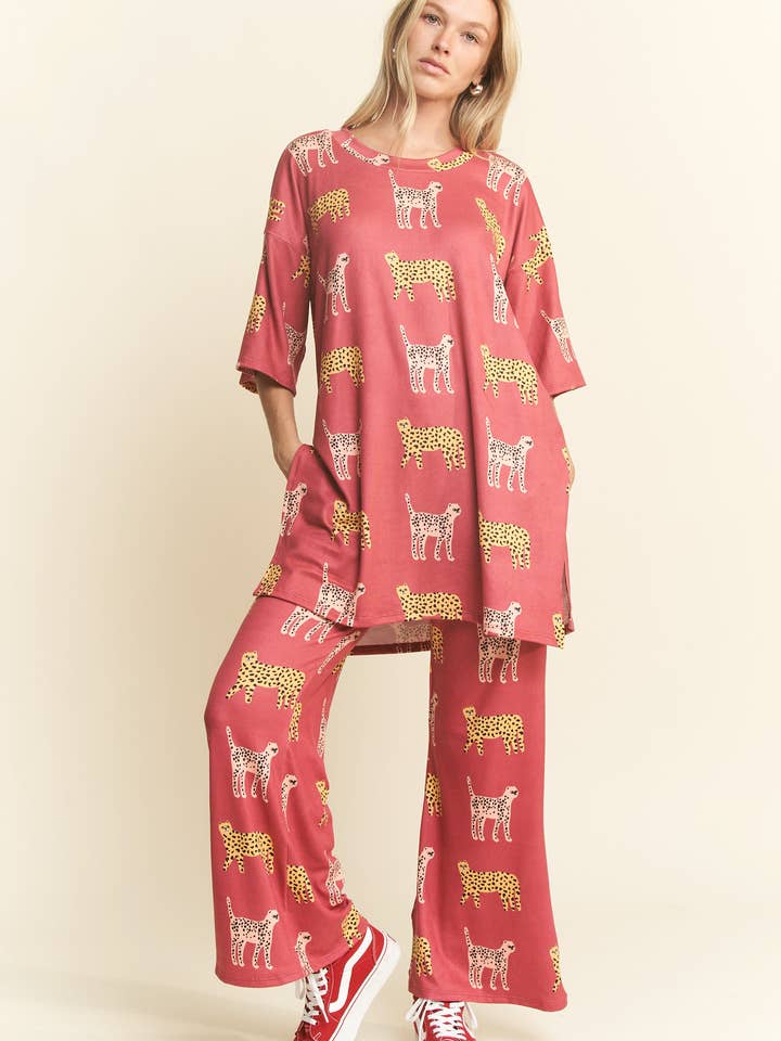JADE BY JANE – Großhandel Loungewear-Set – Damen – Set aus Oberteil und Hose mit Gepardenmuster