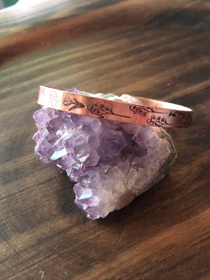 Manchette en cuivre estampillée à la main pour la vente par Rising Dawn Boutique