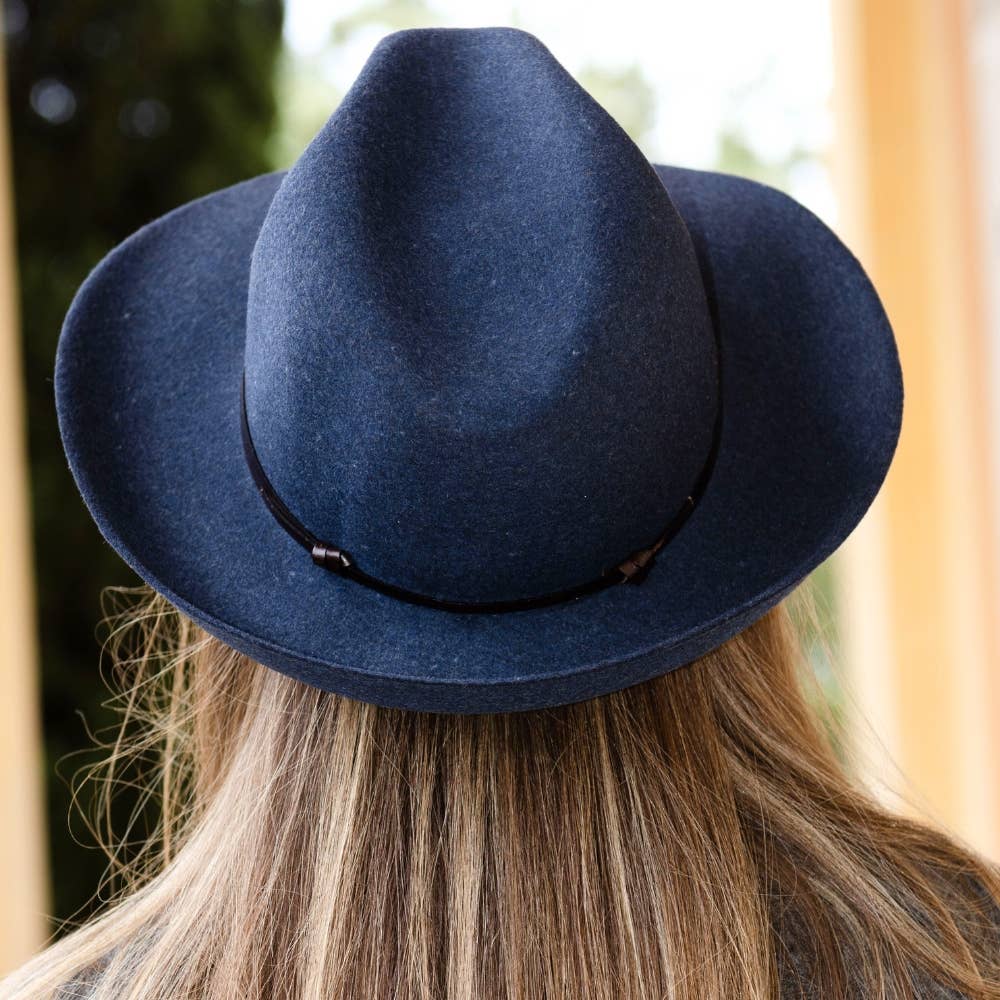 TRAVAUX EN COURS... – Großhandel Fedora-Hut – Damen – Filzhut mit Lederband und rohem Rand23