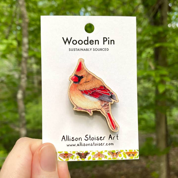 Pin de Madera de Cardenal Norteño Hembra (Fuente Sostenible) para venta al por mayor de Allison Stoiser Art