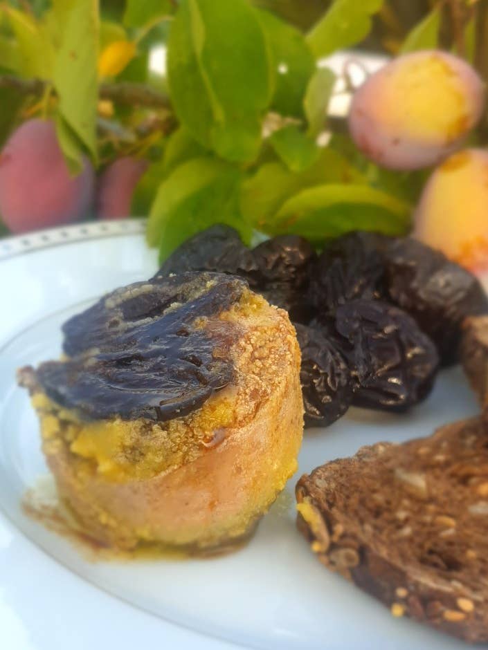 Foie gras d'anatra intero con prugne secche 90g per la vendita all'ingrosso da parte di Maison Regaud