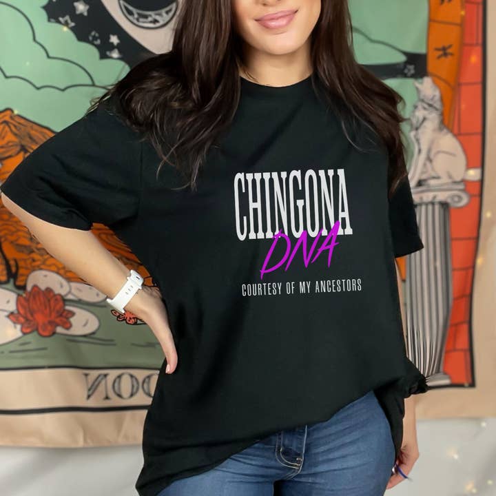 T-shirt graphique ADN Chingona - Pouvoir & Force Latine | T-shirt Puissante pour la vente par Bloom Designs