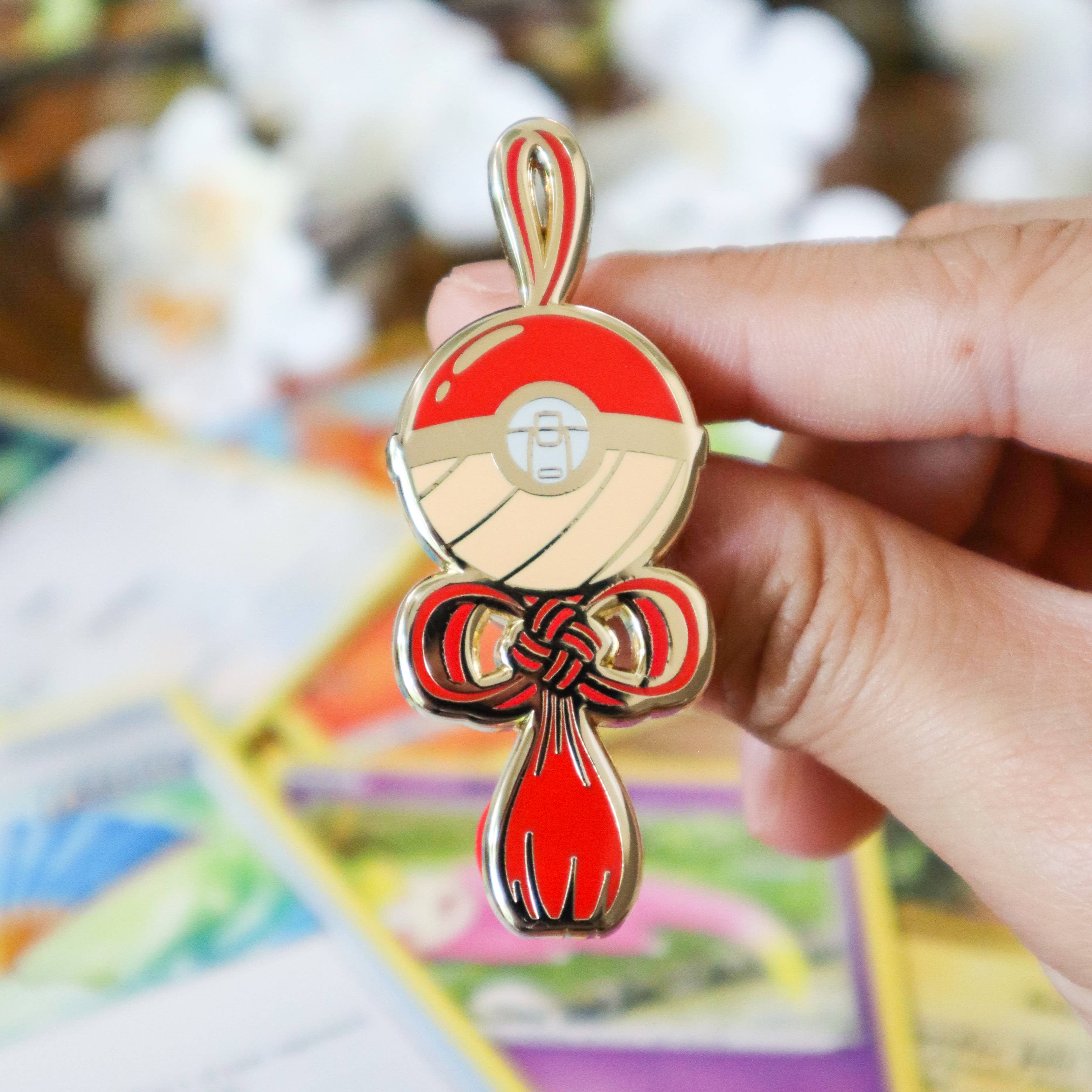 Riskit Design - Vente Épinglettes/boutons - Épinglette en émail Omamori Ball1