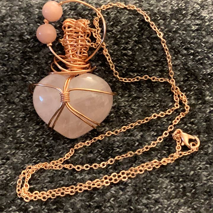 Handgjord Rose Quartz tråd lindade hänge med kedja för wholesale av Calming Artistics