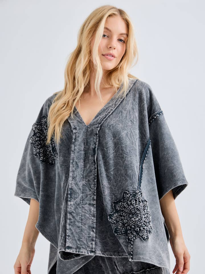 Mineralgewaschenes Doily Boho Poncho V-Ausschnitt-Top HT6680 für den Großhandel von J.Her