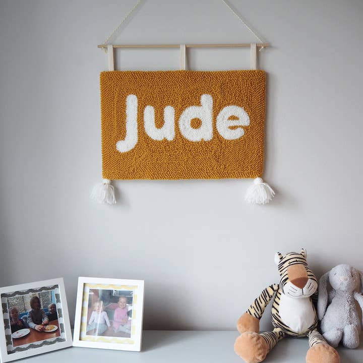 Suspension murale personnalisée pour chambre de bébé en moutarde pour la vente par Brown Betty Blue