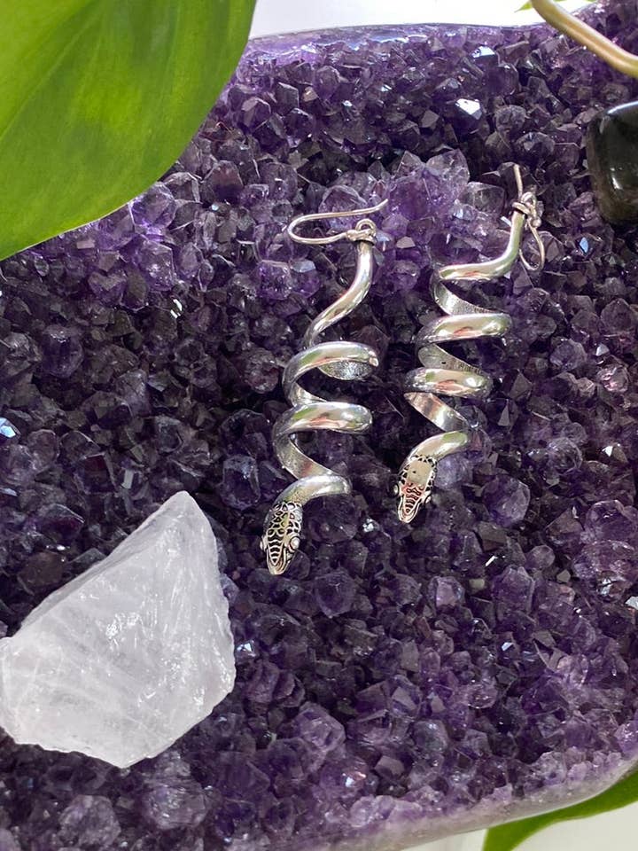 Pendientes en espiral con forma de serpentina: místicos y elegantes para venta al por mayor de Tibet Handicrafts LLC