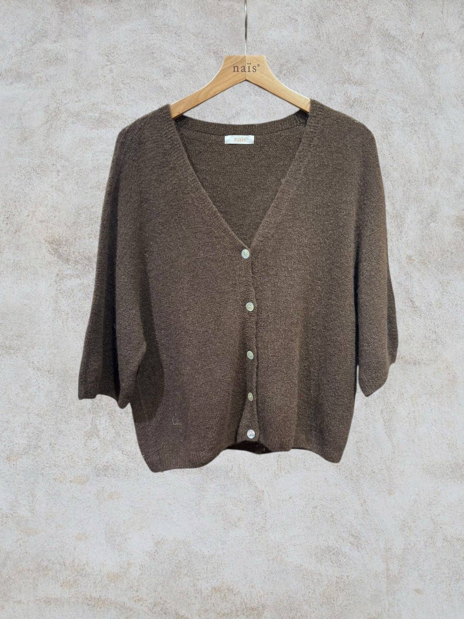 NAÏS PARIS - Wholesale Cardigan - Dames - V-hals cardigan met knopen en 3/4 mouwen van alpaca en wol17