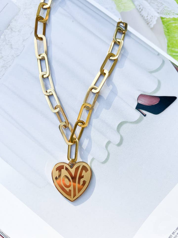 Collana con ciondolo a forma di cuore e graffetta per la vendita all'ingrosso da parte di Hello Edie