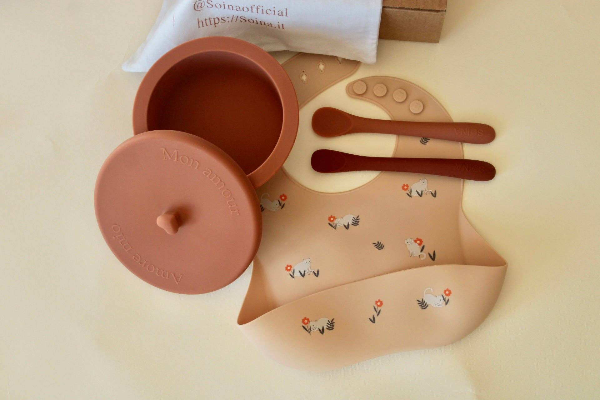 Soina – Engroshandel Ammekjole - Graviditet og barsel – Soina babymad sæt (hagesmæk, afvænningsske, Ina skål - kamel/kastanje)2