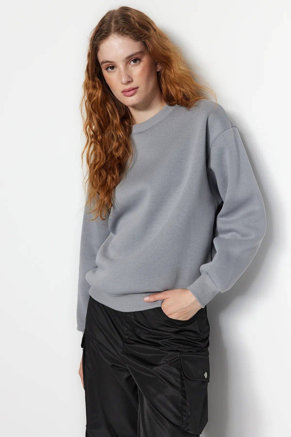 Hoxton Gal – wholesale Sweatshirt – Women's – Thick Fleece-Lined Regular Fit Crew Neck Basic Knit Sweatshirt24