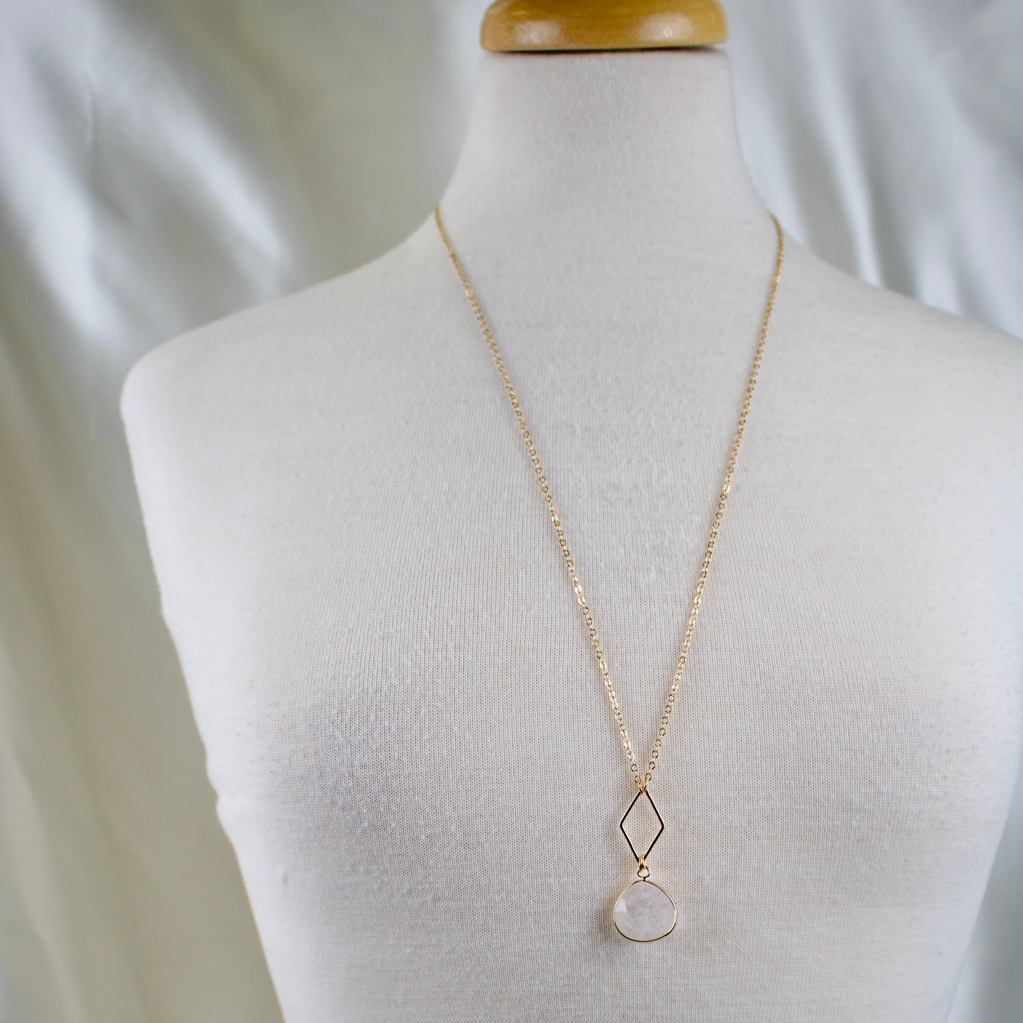 TISH jewelry – Großhandel Kette mit Anhänger/Charm – Rosa//Halskette mit Anhänger aus Tropfenquarz4