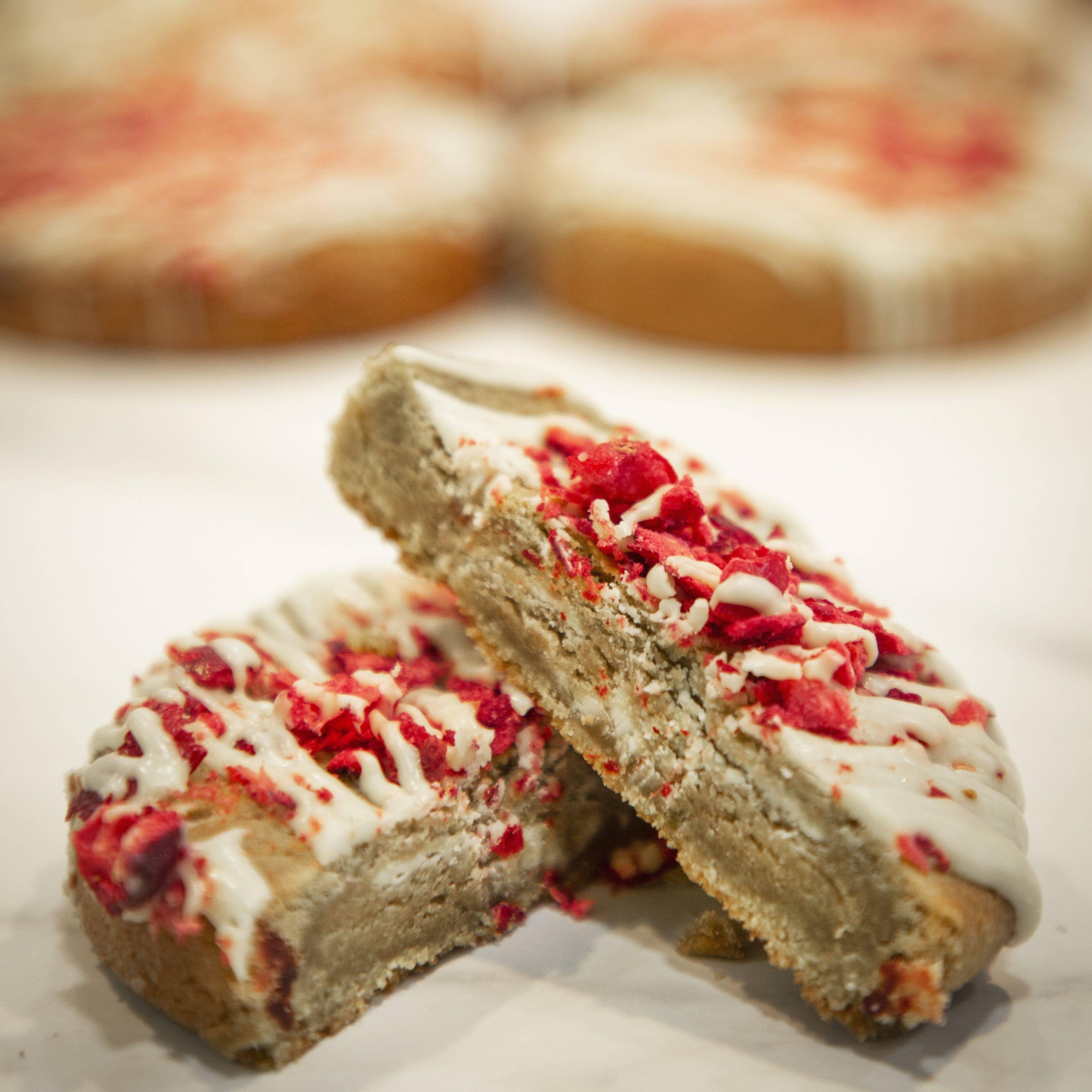 Cookiement - Vendita all'ingrosso Biscotti - Biscotto Cookiement al tè Matcha, cioccolato bianco e mirtilli rossi1