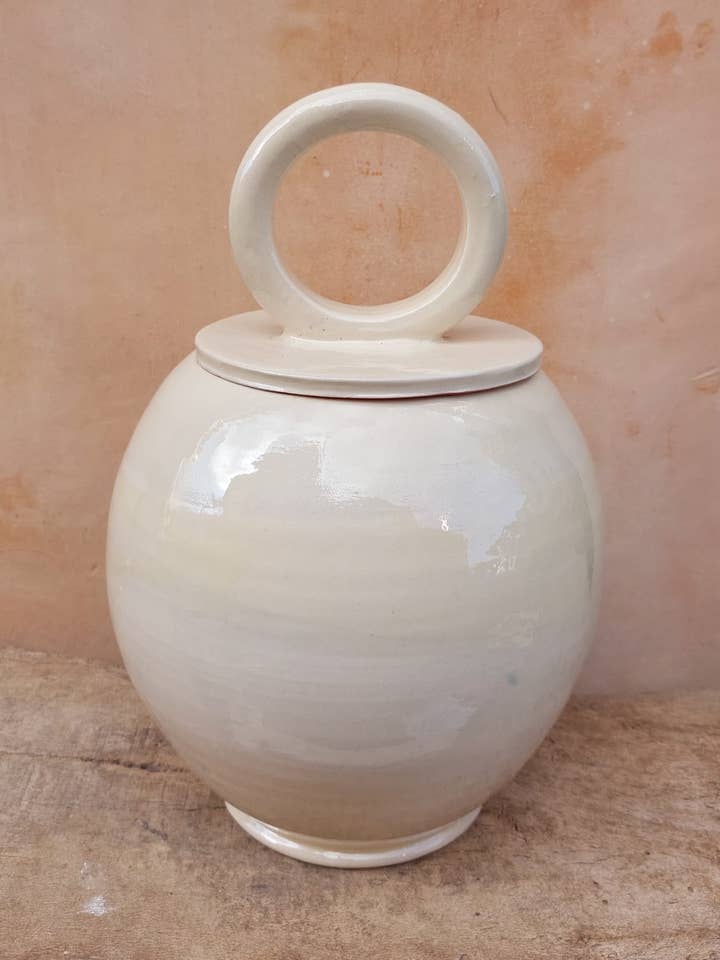 White terracotta jar. for wholesale by Cerámica Roca Caus