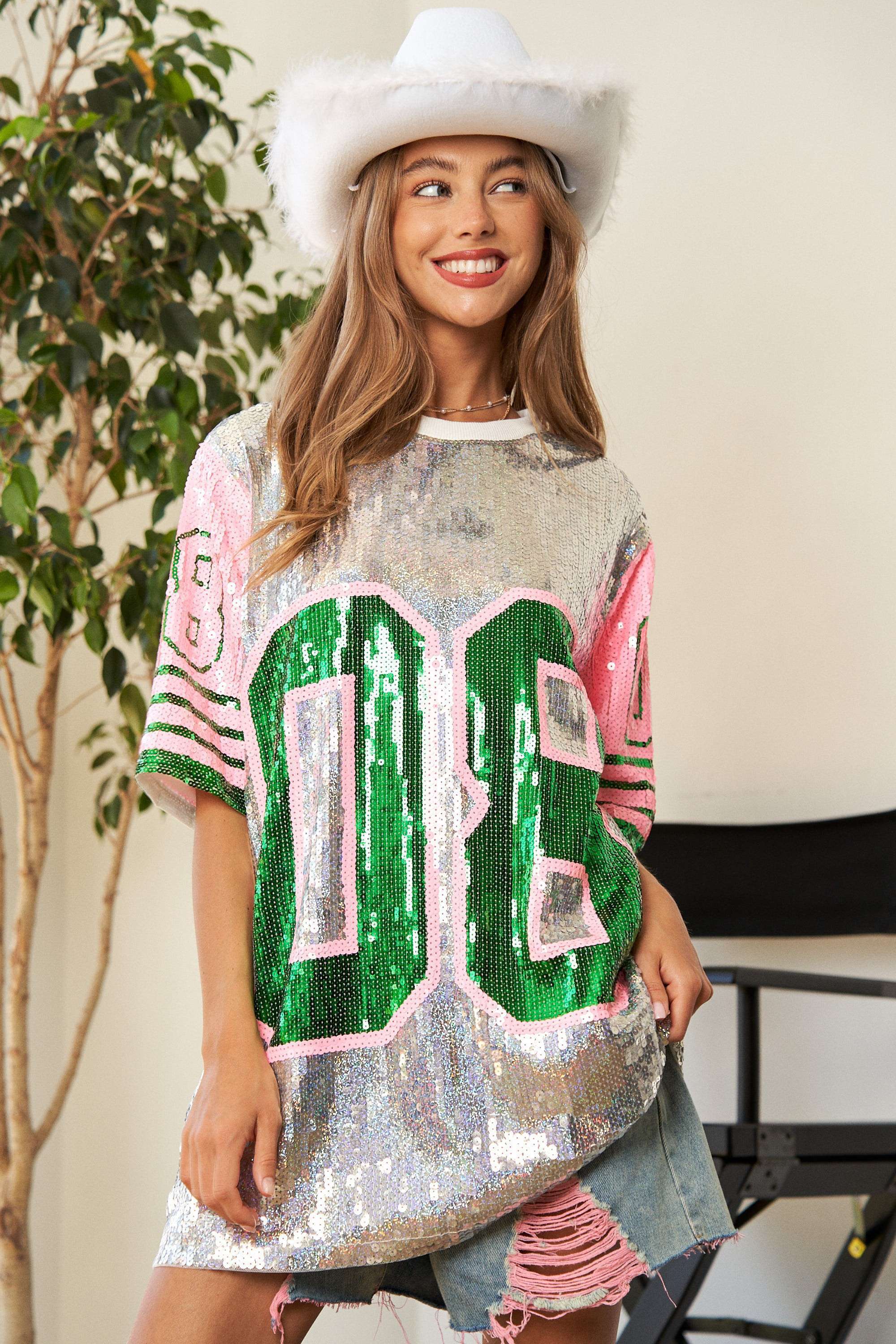 GRIGIO/ROSA Top in jersey con paillettes Game Day con dettagli rosa e verdi in vendita all'ingrosso su Faire3