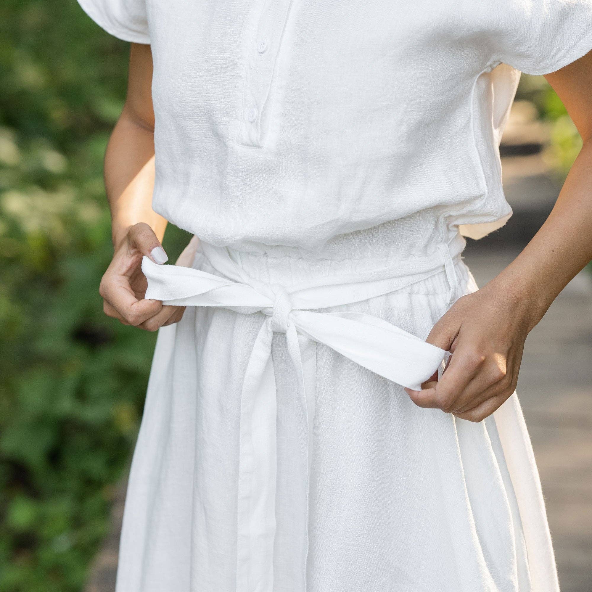 menique – Großhandel Kleid – Damen – Leinenkleid mit Knopfleiste vorne Brigit - Weißes Sommer-Freizeitkleid4