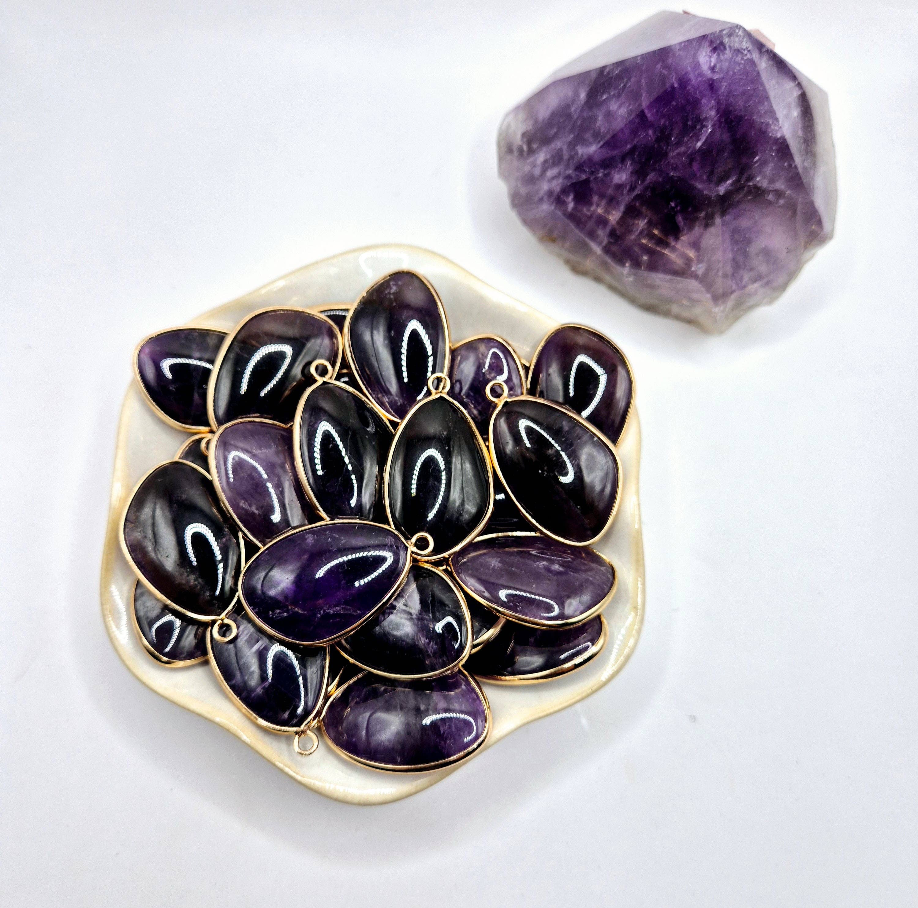 Moonlight Gemstones – Engroshandel Halskæde med vedhæng – Guldfarve ametyst halskæde med 25mm vedhæng3