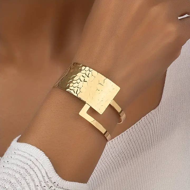 Ripple Pattern Golden Color Cuff Bangle 14K Gold Plated for wholesale by Huis Van Merken