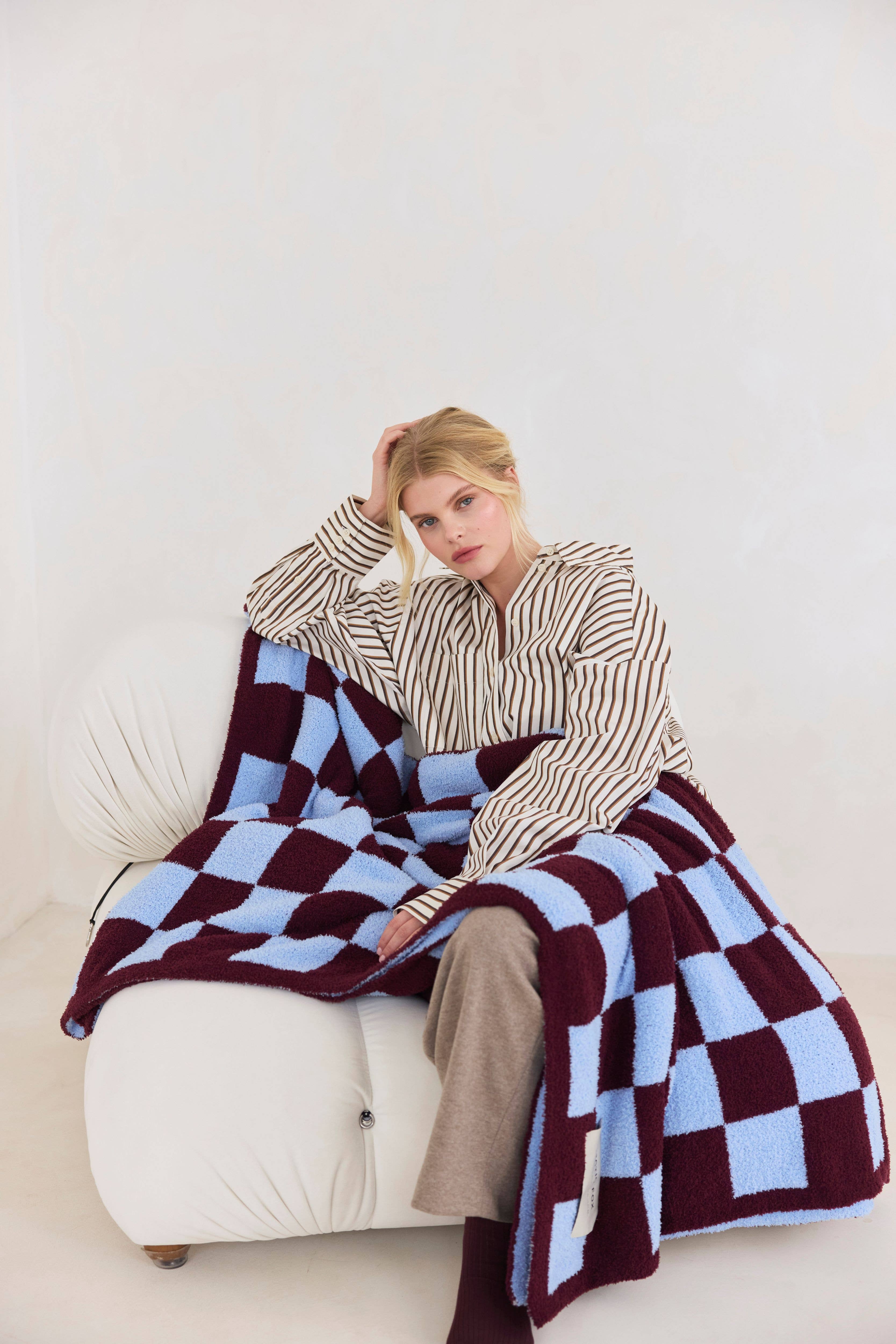 ARCTIC FOX & CO. - Wholesale Throw Blanket - The Teddy Throw - 100% Recycled - Blue Check - AW255