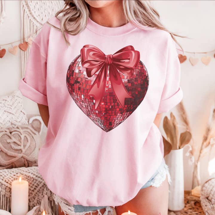 Valentines Coquette Disco Heart Röd Rosett Grafisk T-shirt för wholesale av Par.tees by Party On!