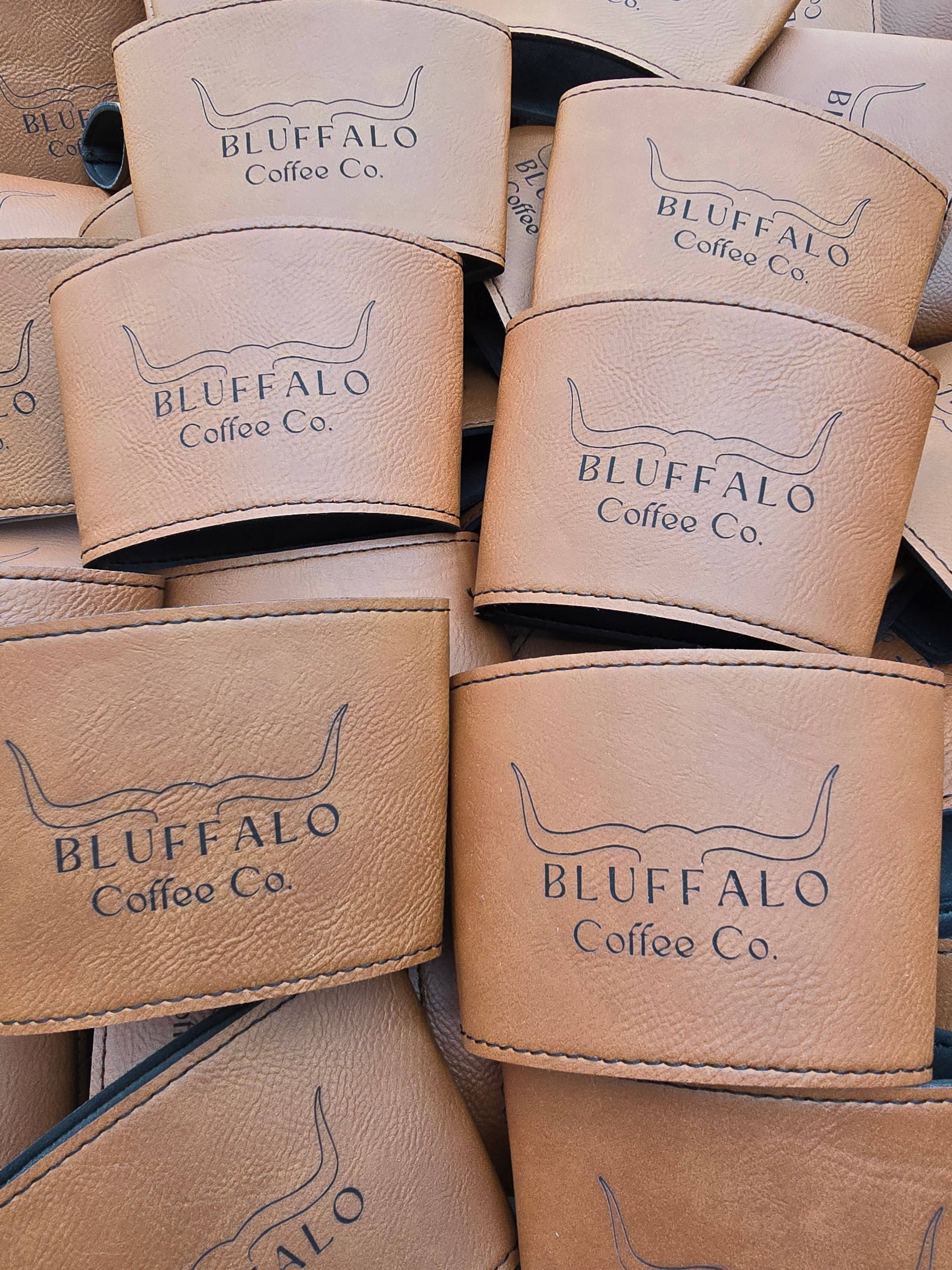 The Rural Home - Venta al por mayor Fundas para recipientes de bebida - Manga de Taza de Cuero Sintético Grabada – Marca de Cafetería Reutilizable13