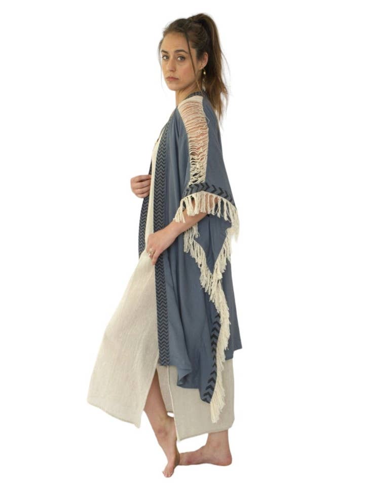 Sacred Ceremony - Venta al por mayor Kimono - Mujer - Poncho azul vaquero con flecos en la espalda cerrada5