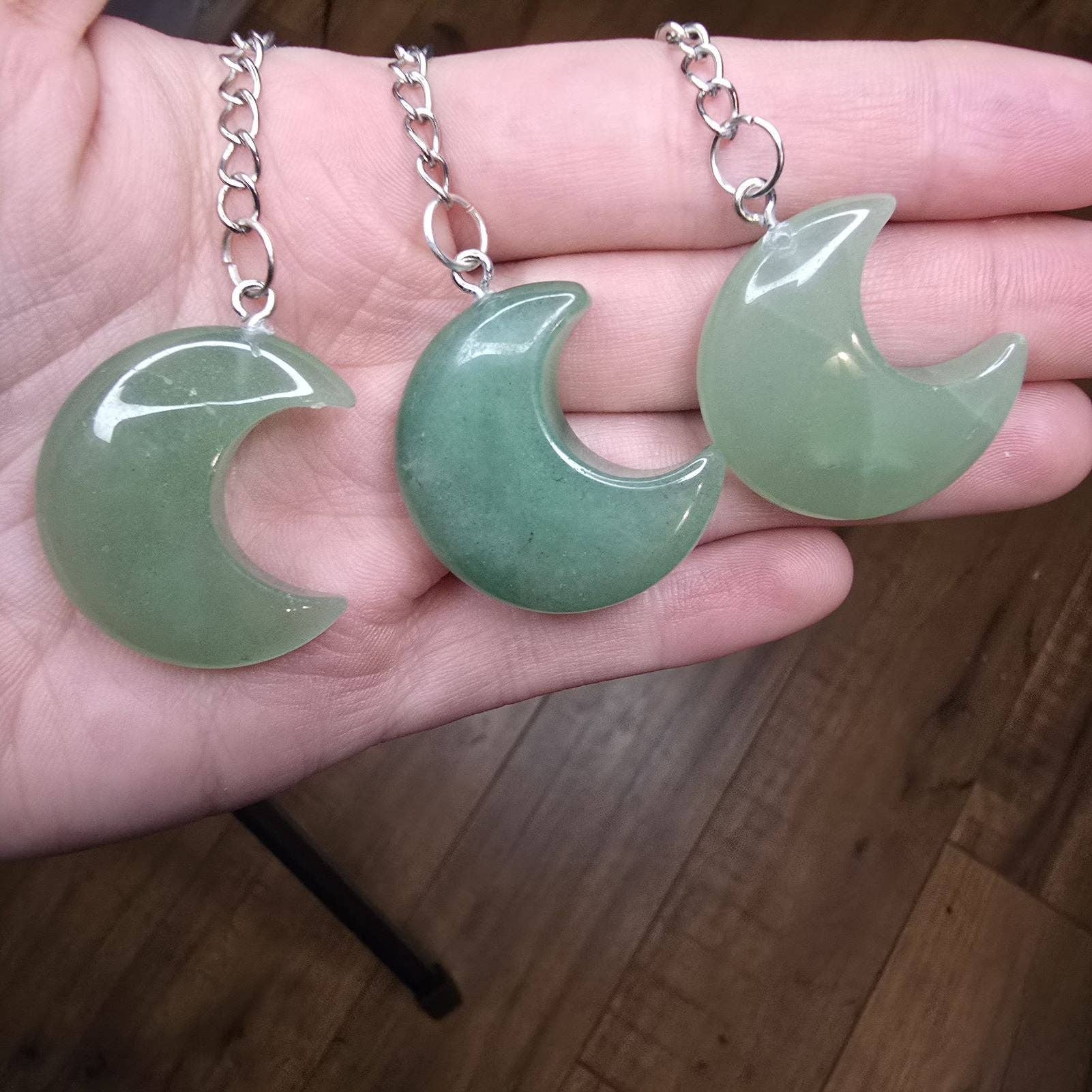 Eclectic Wallflower Boutique - Venta al por mayor Colador/infusor - Infusor de hojas de té sueltas en forma de luna de aventurina verde1