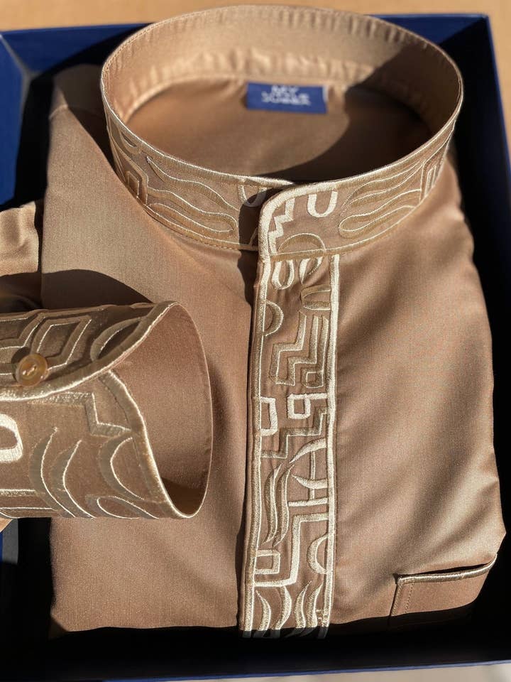 Golden Sand Kuwaiti Thobe für Herren mit goldener Stickerei für den Großhandel von MY LITTLE JUBBA