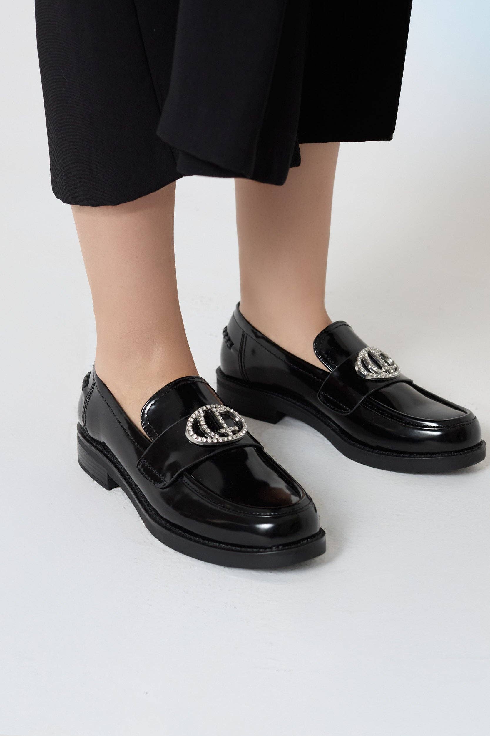 CRISTINA FERREIRA – Engroshandel Loafer – Kvinder – Rise sorte lakmoccasiner med metaldetalje1