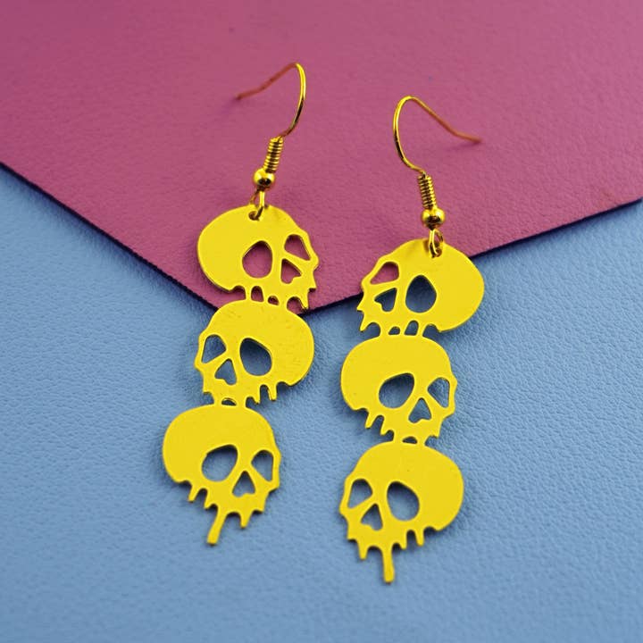 Orecchini in ottone con design minimalista a forma di teschio per la vendita all'ingrosso da parte di HappyJewelrySupplies