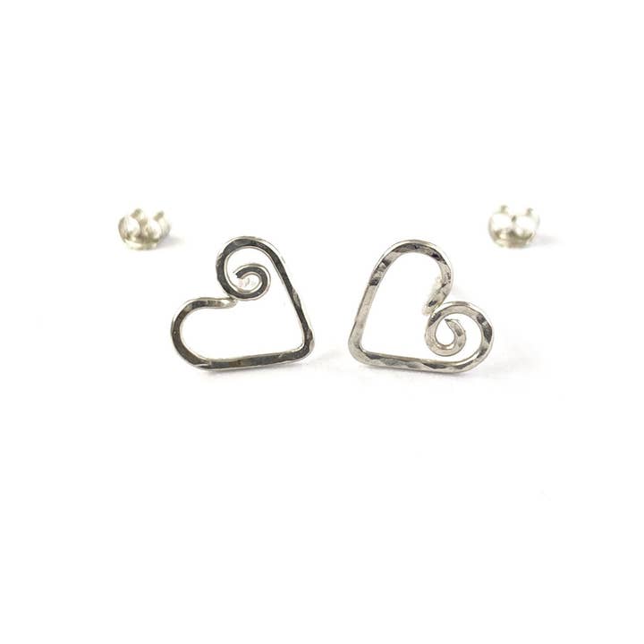 Orecchini a cuore. Orecchini a bottone a spirale in argento sterling per la vendita all'ingrosso da parte di BlighPosh