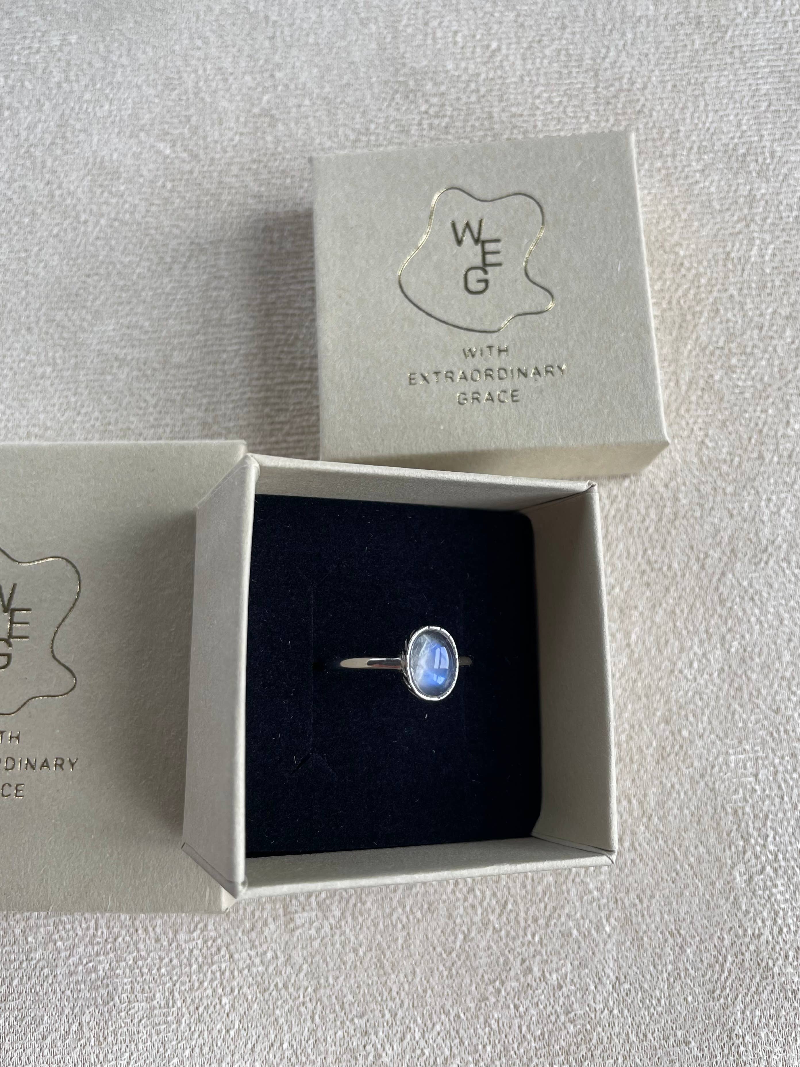 With Extraordinary Grace - Vendita all'ingrosso Anelli con pietra singola/solitario - Anello regolabile in argento sterling con pietra di luna7