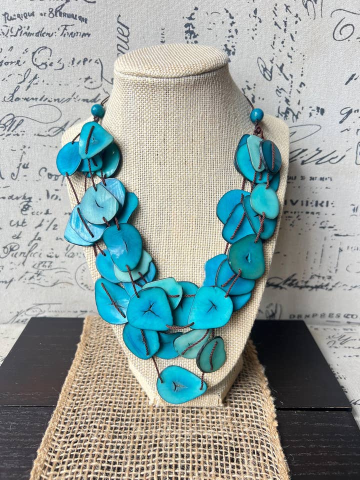 Collier multi-couches bleu turquoise Bijoux en tagua Grands colliers audacieux Cordon réglable Collier à trois rangs Cadeaux artistiques Tendance automnale pour la vente par Galapagos Tagua