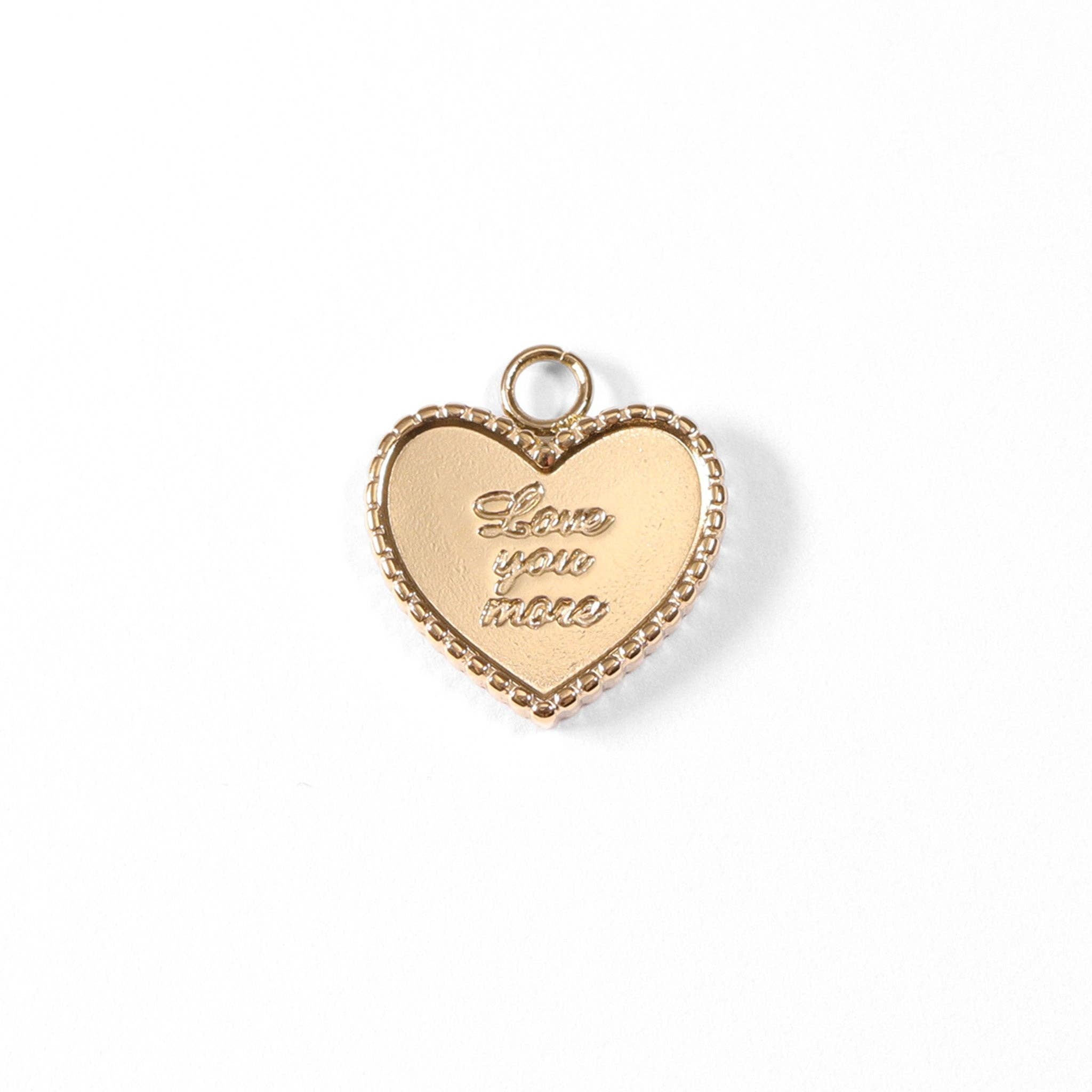 WJW – Großhandel Individueller Charm/Anhänger – 18K Gold PVD Edelstahl Anhänger mit Herz und Gravur „Love You More“ / PDL00550