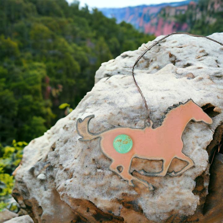 Décoration de sapin de Noël western en forme de cheval rose pour la vente par Iron Jewel