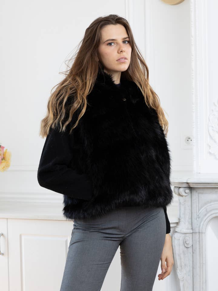 LINETA - Wholesale Outerwear Vest - Women's - F-3 Two-tone faux fur sleeveless jacket with hood5