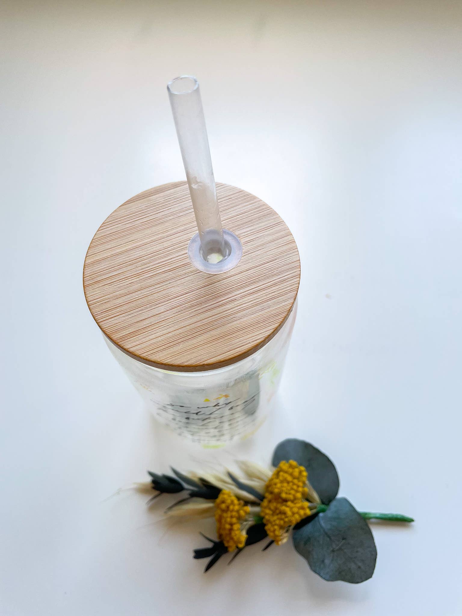 Wilderness Grace – wholesale Drinking glass/cup – Green Leaves Glass Can with Bamboo Lid & Straw1