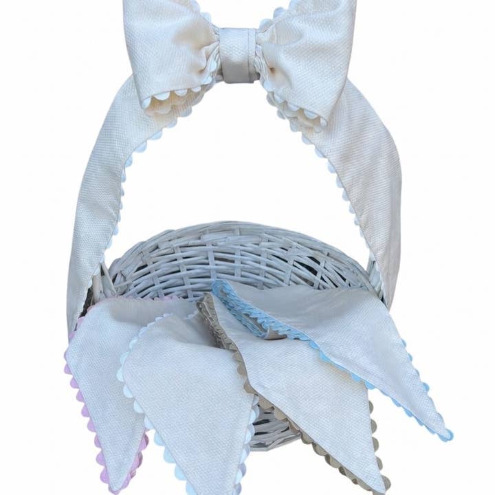 Noeud panier personnalisé en piqué de coton ivoire vintage avec galon pour la vente par THE ROYALTY COLLECTION