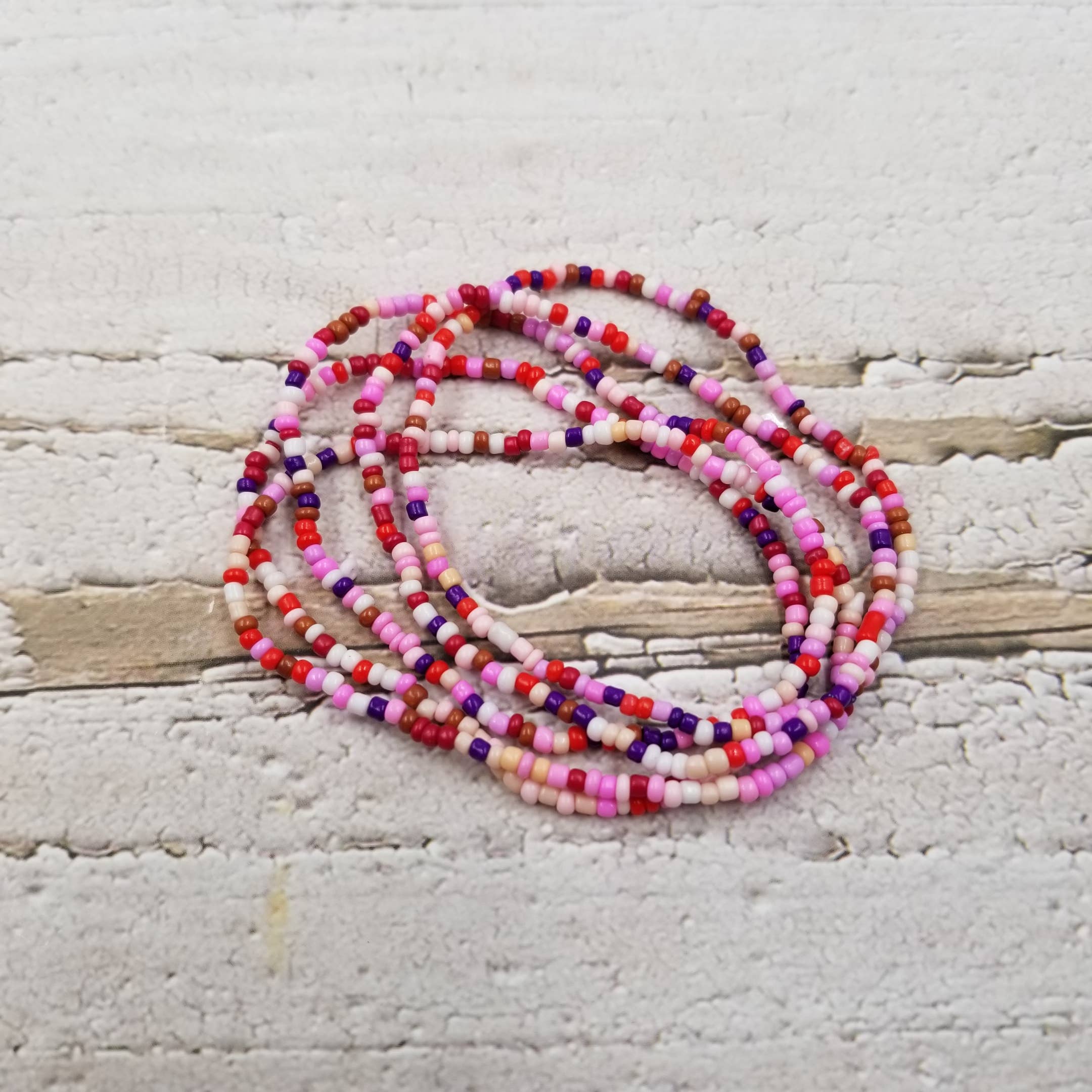 Treasure Wholesale - Venta al por mayor Juegos de joyas - Juego de 30 pulseras con forma de semillas coloridas de Boho Vacation3