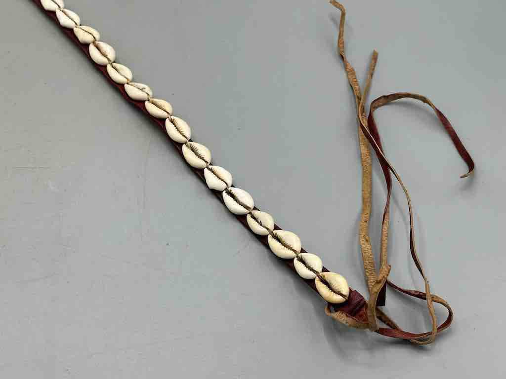 The Niger Bend – Großhandel Gürtel – Damen – Schmaler afrikanischer Krawattenverschluss aus echtem Kaurimuschelleder48