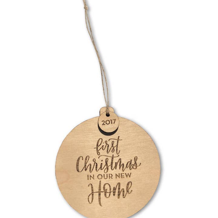 Erstes Weihnachten in unserem neuen Zuhause 2025 Holzornament für den Großhandel von Justine Ma Design
