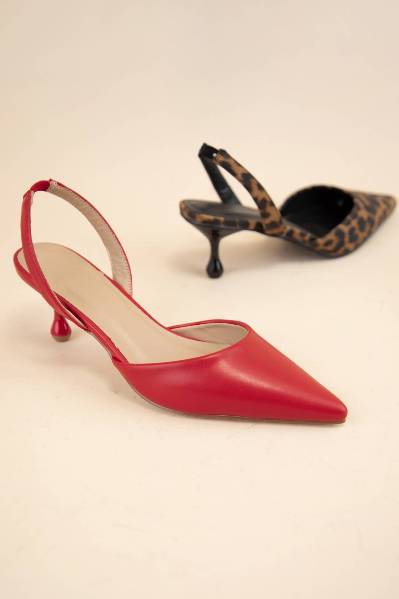 Oliccui – Großhandel Schuhe mit niedrigen Absätzen – Damen – SPITZ ZEH SLINGBACK-RIEMEN SKULPTURIERTE KITTEN-ABSÄTZE13