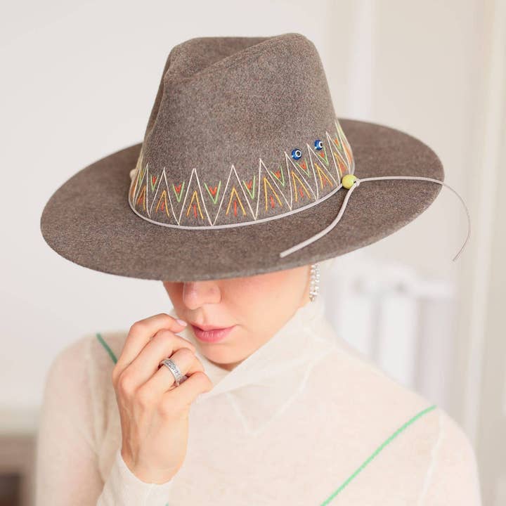 Dash håndlavet fedora med håndbroderi i cameluld for engroshandel hos Maison Sirafe